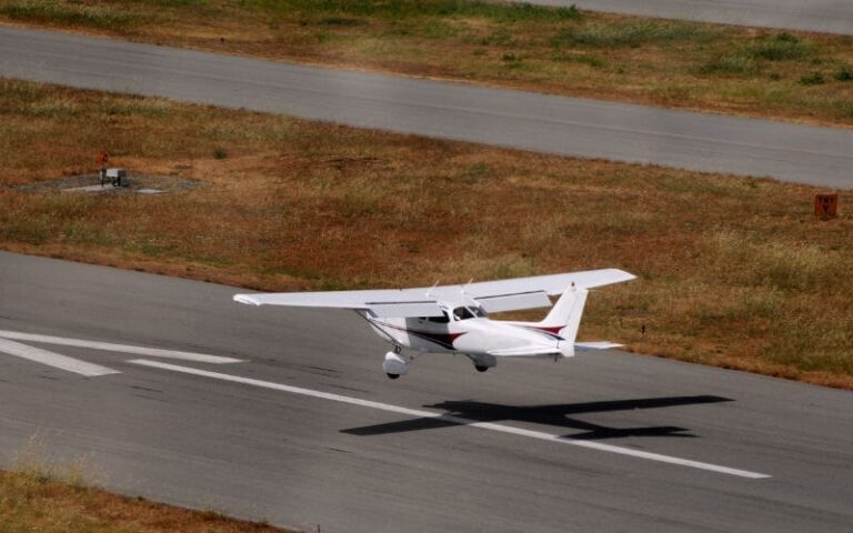 Cessna landing in the runway